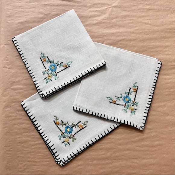 Vintage Set of 6 Hand Embroidered napkins, 2 different compatible designs - Picture 12 of 12